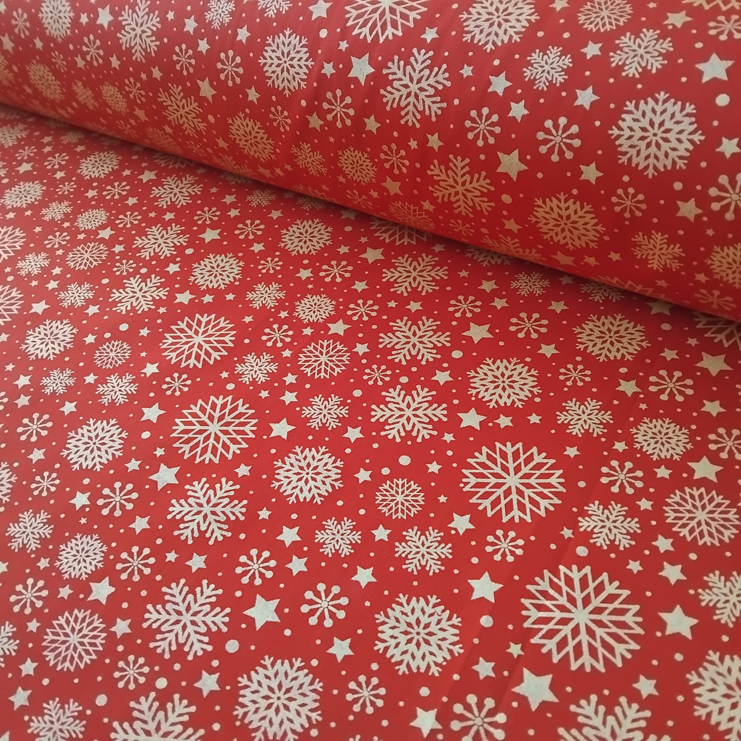 Tricoline Flocos de Neve Fundo Vermelho 5 metros      