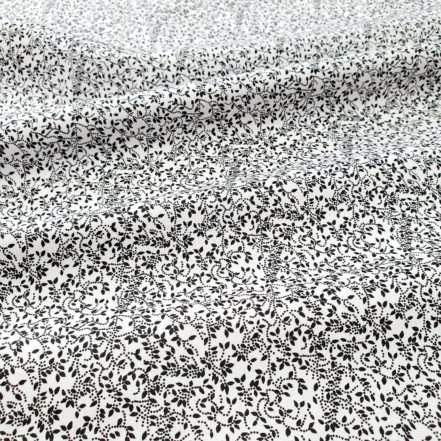 Tricoline Raminhos Preto Fundo Branco 10 metros