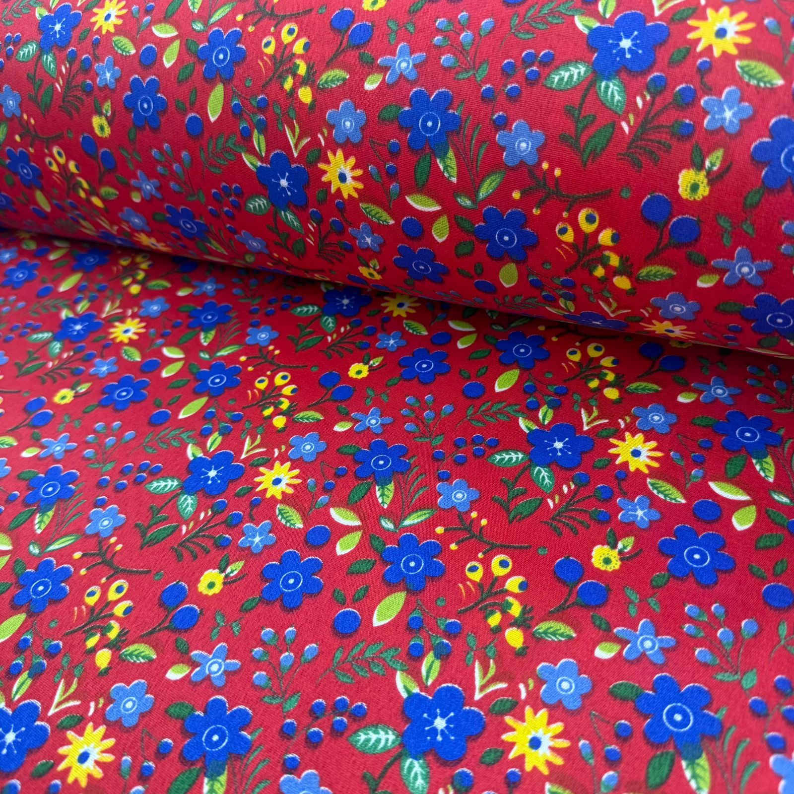 Chita Poly Flores Fundo Vermelho