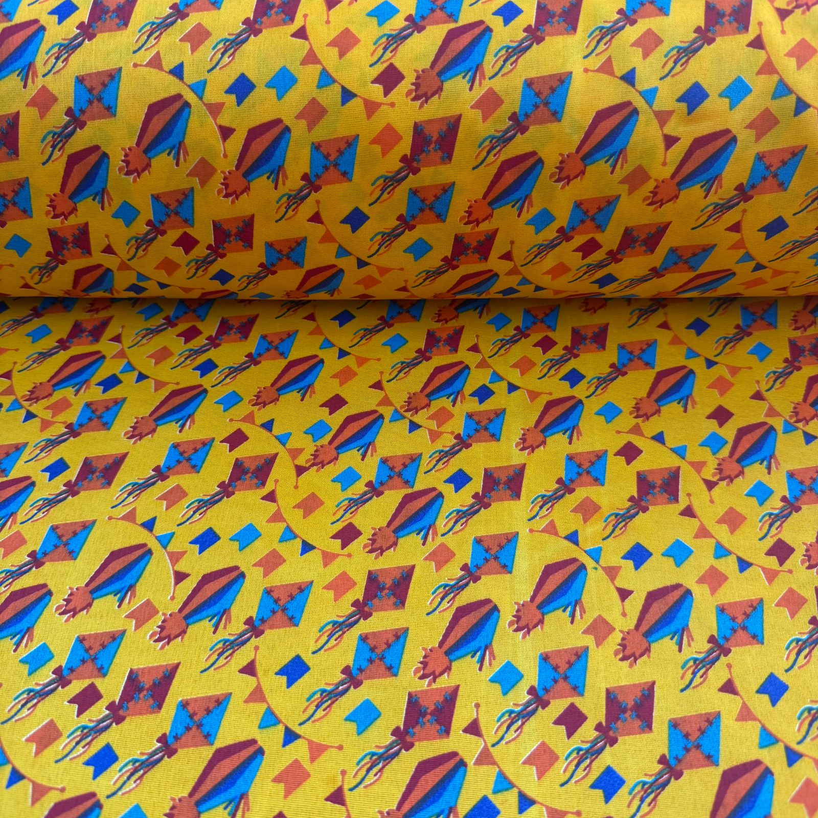 Chita Poly  Balões Fundo Amarelo