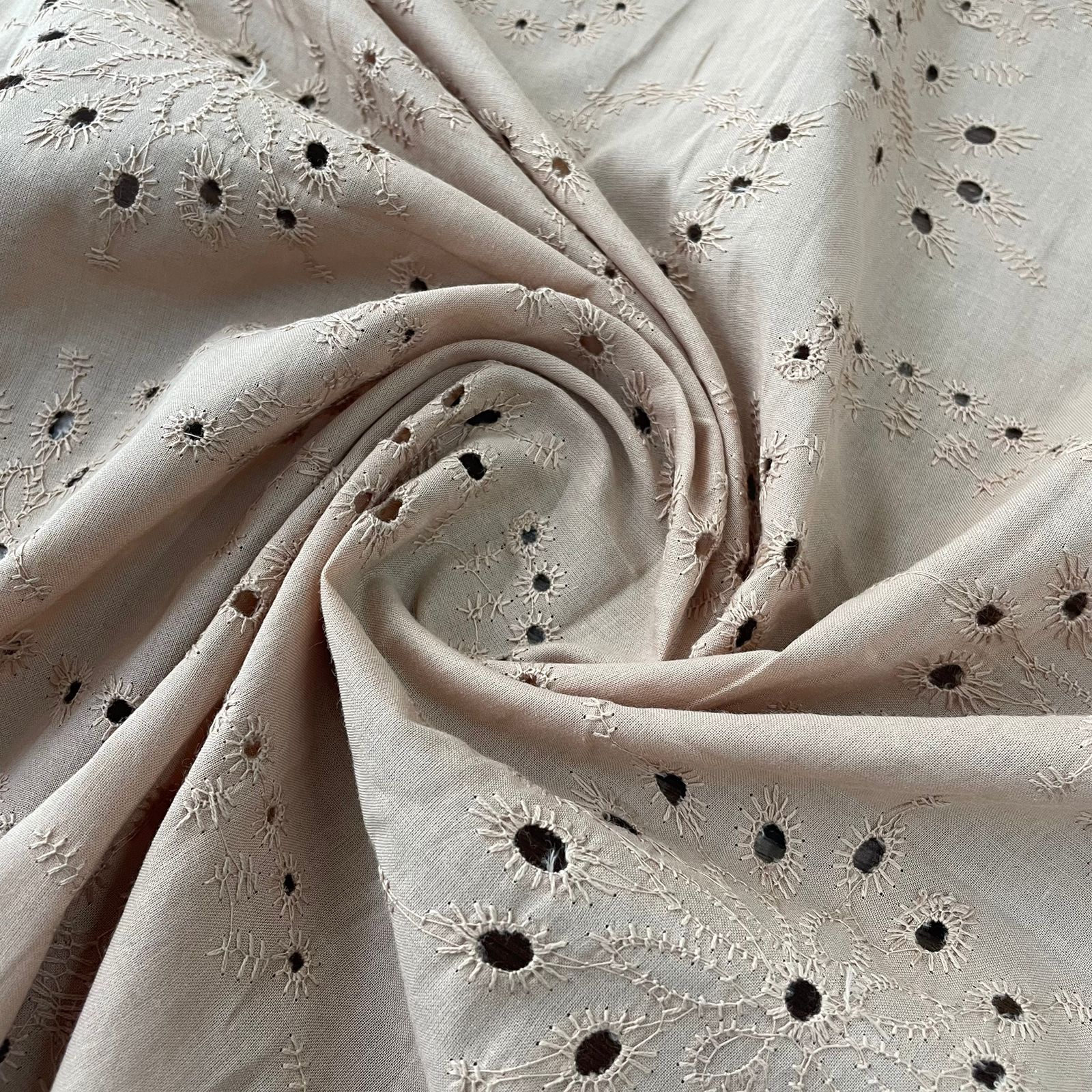 Laise Bordada Bege Escuro