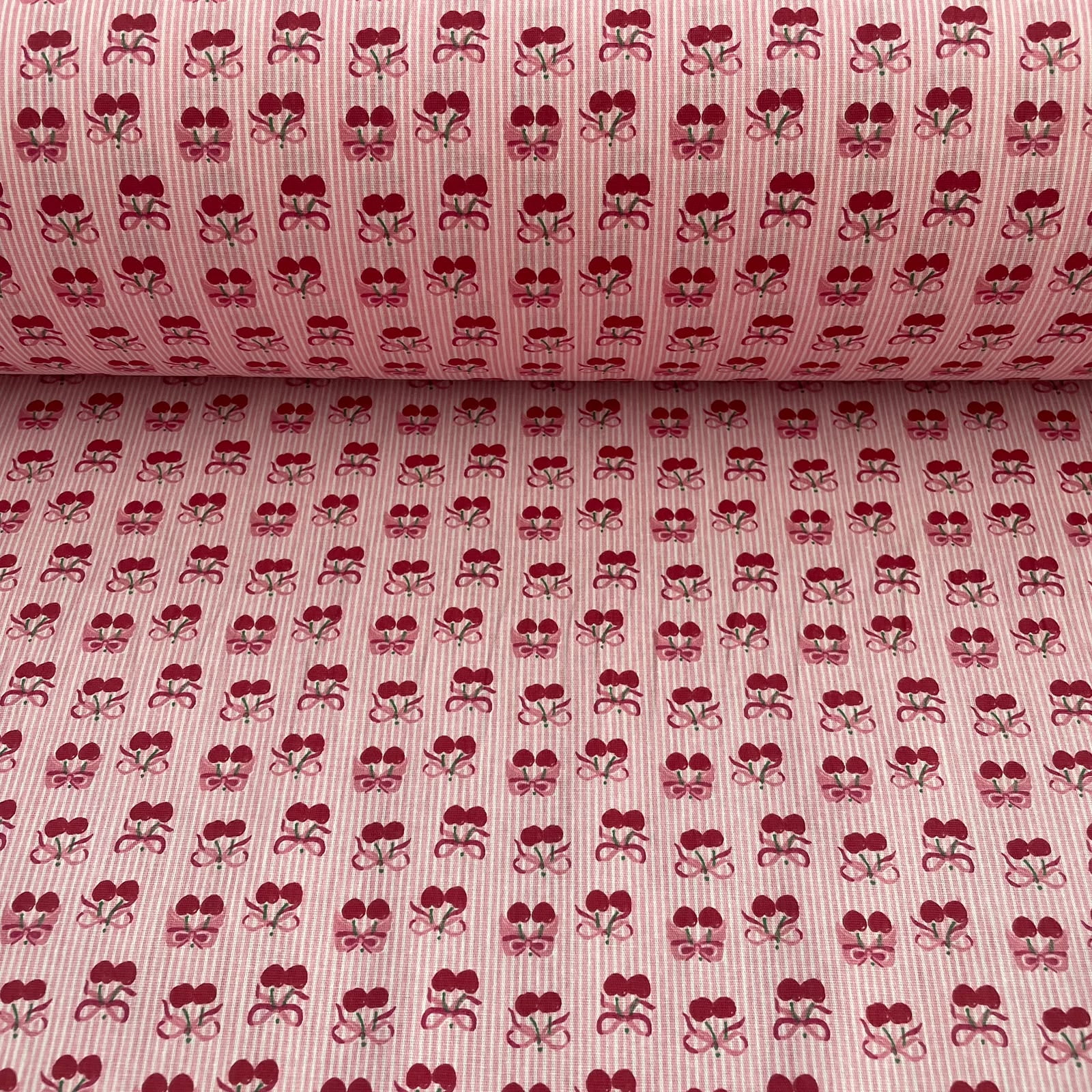 Tricoline Cereja e Laços com Fundo Listrado Rosa