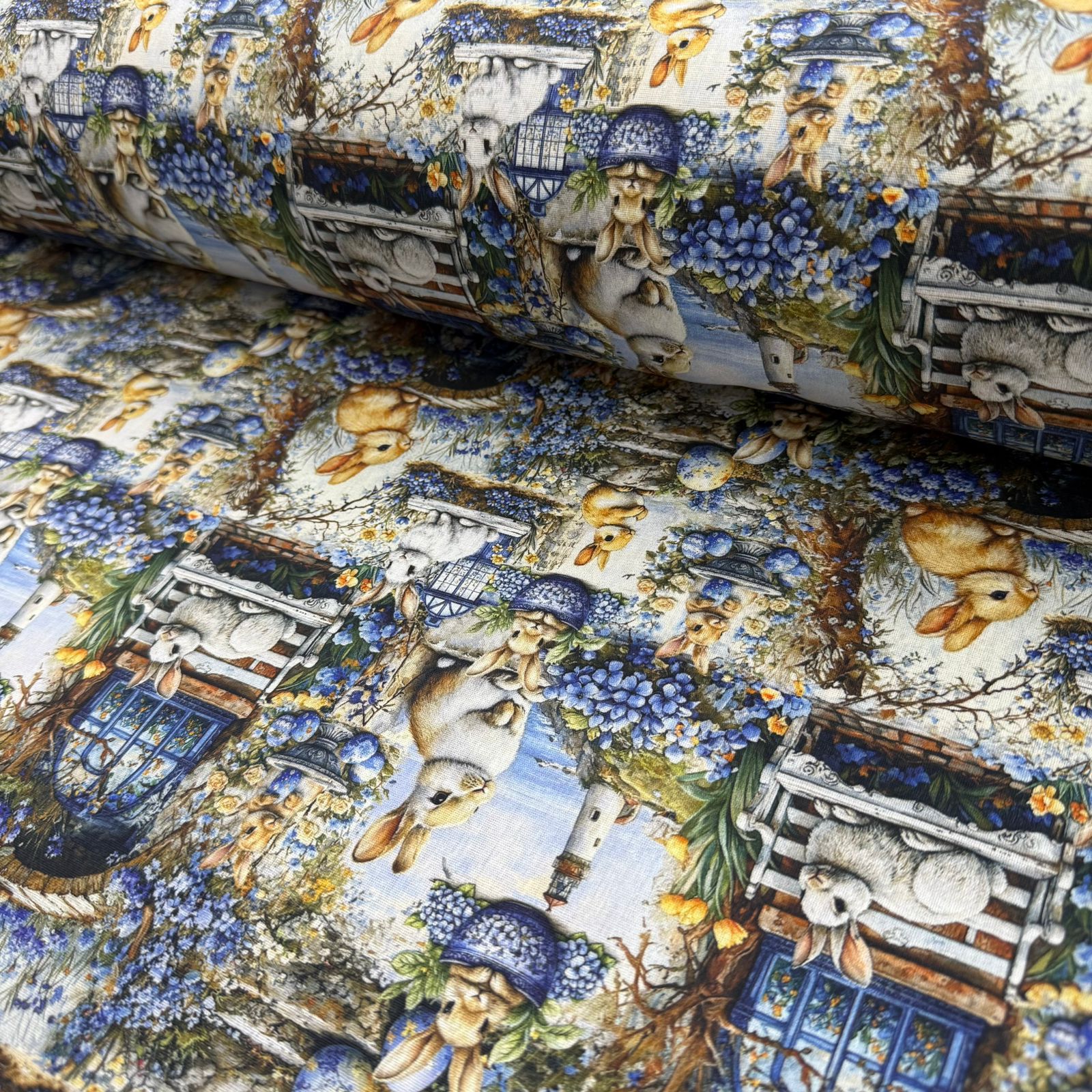 Tricoline Páscoa Coelhos Floral  Azul
