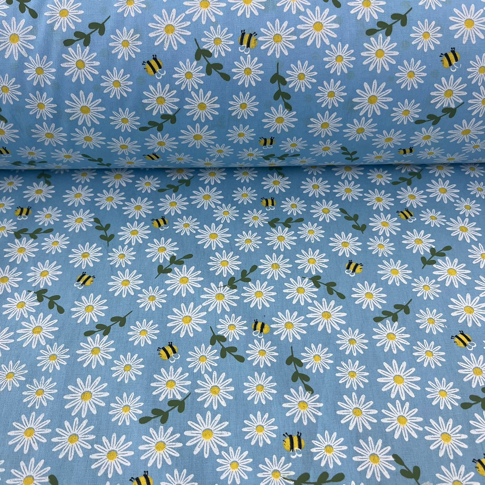 Tricoline Margarida e Abelha Fundo Azul Claro