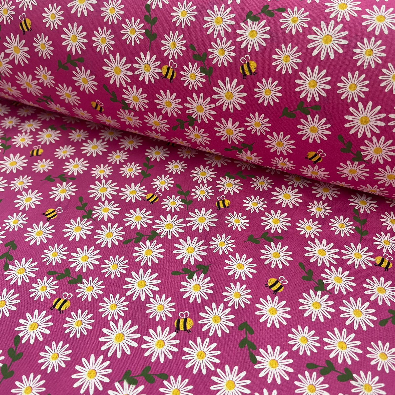 Tricoline Margarida e Abelha Fundo Pink 